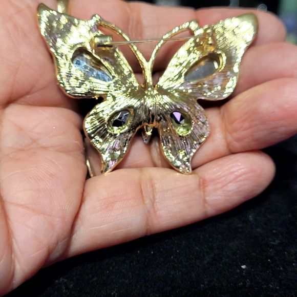 Fashion Butterfly Goldtone Brooch with Purple and Violet Rhinestones . - Picture 4 of 4